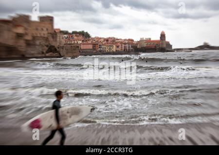 Surfer reiten Wellen im Hafen von Collioure an einem stürmischen Tag Stockfoto