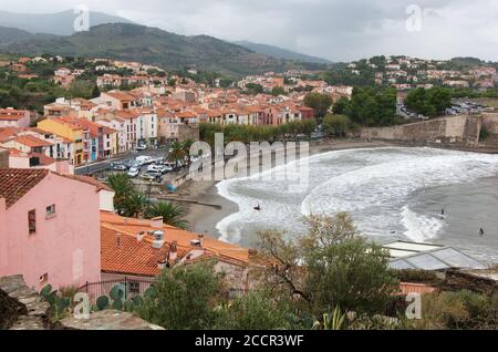 Der attraktive Badeort und Touristenort von Collioure mit Surfer Stockfoto
