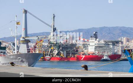 182 Meter langes Pipelay- und Schwerlift-Schiff, Seven Borialis, wird mit Schleppbooten aus dem Hafen von Las Palmas geführt. Stockfoto