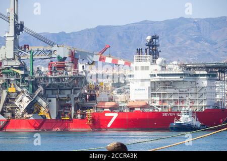 182 Meter langes Pipelay- und Schwerlift-Schiff, Seven Borialis, wird mit Schleppbooten aus dem Hafen von Las Palmas geführt. Stockfoto