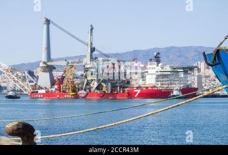 182 Meter langes Pipelay- und Schwerlift-Schiff, Seven Borialis, wird mit Schleppbooten aus dem Hafen von Las Palmas geführt. Stockfoto