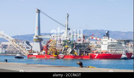 182 Meter langes Pipelay- und Schwerlift-Schiff, Seven Borialis, wird mit Schleppbooten aus dem Hafen von Las Palmas geführt. Stockfoto