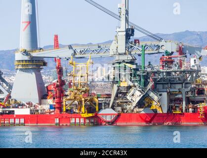 182 Meter langes Pipelay- und Schwerlift-Schiff, Seven Borialis, wird mit Schleppbooten aus dem Hafen von Las Palmas geführt. Stockfoto