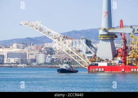 182 Meter langes Pipelay- und Schwerlift-Schiff, Seven Borialis, wird mit Schleppbooten aus dem Hafen von Las Palmas geführt. Stockfoto