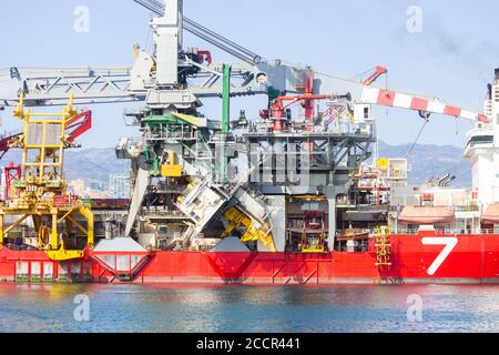 182 Meter langes Pipelay- und Schwerlift-Schiff, Seven Borialis, wird mit Schleppbooten aus dem Hafen von Las Palmas geführt. Stockfoto