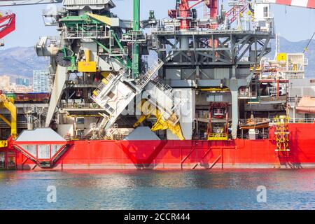 182 Meter langes Pipelay- und Schwerlift-Schiff, Seven Borialis, wird mit Schleppbooten aus dem Hafen von Las Palmas geführt. Stockfoto