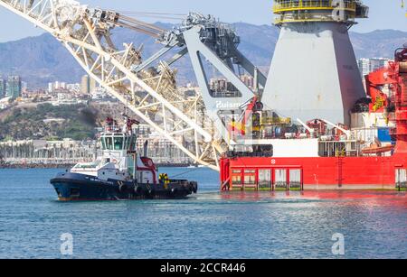 182 Meter langes Pipelay- und Schwerlift-Schiff, Seven Borialis, wird mit Schleppbooten aus dem Hafen von Las Palmas geführt. Stockfoto