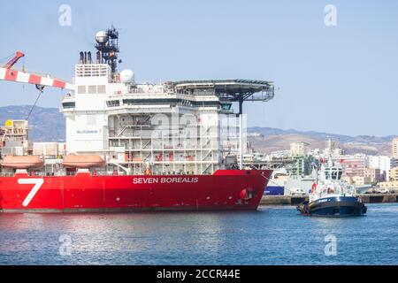 182 Meter langes Pipelay- und Schwerlift-Schiff, Seven Borialis, wird mit Schleppbooten aus dem Hafen von Las Palmas geführt. Stockfoto