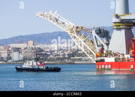 182 Meter langes Pipelay- und Schwerlift-Schiff, Seven Borialis, wird mit Schleppbooten aus dem Hafen von Las Palmas geführt. Stockfoto