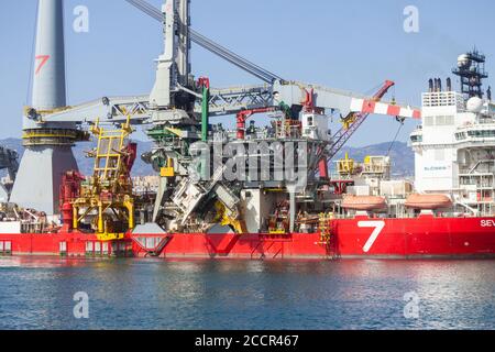 182 Meter langes Pipelay- und Schwerlift-Schiff, Seven Borialis, wird mit Schleppbooten aus dem Hafen von Las Palmas geführt. Stockfoto