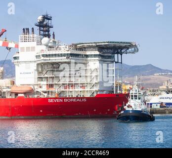 182 Meter langes Pipelay- und Schwerlift-Schiff, Seven Borialis, wird mit Schleppbooten aus dem Hafen von Las Palmas geführt. Stockfoto