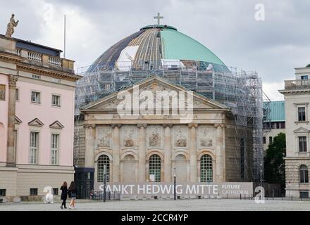 Berlin, Deutschland. August 2020. Die Kuppel des berühmten St. Hedwig-Doms am Bebelplatz wird renoviert. Das Dach ist halb überdacht und ein Gerüst wird errichtet. Quelle: Annette Riedl/dpa/Alamy Live News Stockfoto