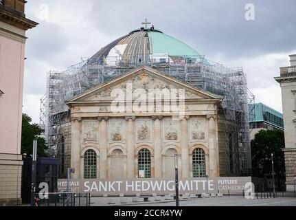 Berlin, Deutschland. August 2020. Die Kuppel des berühmten St. Hedwig-Doms am Bebelplatz wird renoviert. Das Dach ist halb überdacht und ein Gerüst wird errichtet. Quelle: Annette Riedl/dpa/Alamy Live News Stockfoto