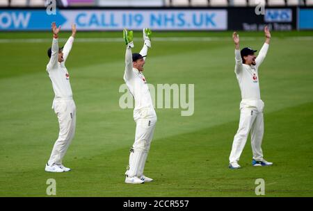 England Captain Joe Root (links), Jos Buttler und Rory Burns appellieren an den Schiedsrichter am vierten Tag des dritten Testmatches im Ageas Bowl, Southampton. Stockfoto