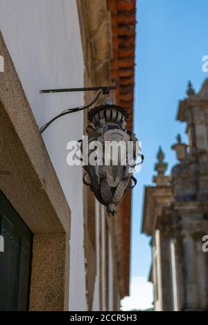 Vila Real / Portugal - 08 01 2020: Detailansicht der klassischen Außenlampe an der Fassade des Außengebäudes Solar de Mateus, ikonisch aus dem 18. Jahrhundert Stockfoto