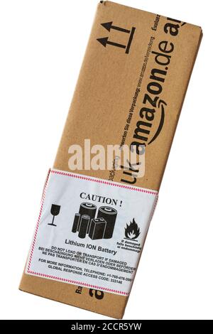 Achtung Lithium-IONEN-Batterie nicht laden oder transportieren, wenn Beschädigter Aufkleber auf Paket von Amazon isoliert auf weiß Hintergrund Stockfoto