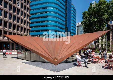 Axiale Ansicht der westlichen Höhe zeigt einen der 3 Punkte, wo der Pavillon auf den Boden trifft. Grimshaws blaues Minerva-Gebäude ist im Hintergrund. P Stockfoto