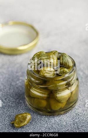 Eingelegte oder gesalzene Kapern in einem Glas Nahaufnahme. Ungeöffnete Blütenknospen. Köstliche Zutaten für die Zubereitung mediterraner, italienischer, spanischer, französischer Cuis Stockfoto