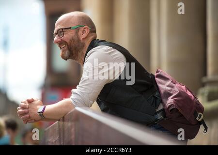 Glasgow, Schottland, Großbritannien. August 2020. Im Bild: Patrick Harvie MSP. Scottish Greens Co-Leader Patrick Harvie MSP (trägt regenbogenfarbenen Gesichtsmaske Zentrum) startet eine Kampagne zur Rettung Glasgow Life, die Wohltätigkeitsorganisation verantwortlich für den Betrieb der Stadt Bibliotheken und Freizeitzentren, die derzeit vor einem fast £40Millionen Schwarzen Loch, riskiert die Zukunft der Einrichtungen in ganz Glasgow. Quelle: Colin Fisher/Alamy Live News Stockfoto