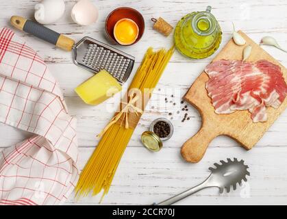 Traditionelle italienische Pasta Carbonara Zutaten: Spaghetti, Speck, Parmesan-Käse, Eigelb, Knoblauch, Gewürze und Olivenöl. Selektiver Fokus, Top vie Stockfoto