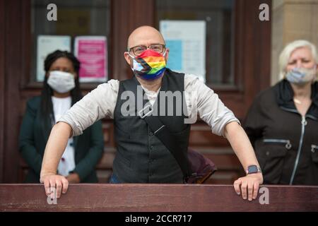 Glasgow, Schottland, Großbritannien. August 2020. Im Bild: Patrick Harvie MSP, Co-Leader von Scottish Greens (trägt eine regenbogenfarbene Gesichtsmaske), startet eine Kampagne zur Rettung von Glasgow Life, der Wohltätigkeitsorganisation, die für den Betrieb der städtischen Bibliotheken und Freizeitzentren verantwortlich ist, die derzeit vor einem fast 40 Millionen £großen Schwarzen Loch steht und die Zukunft der Einrichtungen in ganz Glasgow riskiert. Quelle: Colin Fisher/Alamy Live News Stockfoto