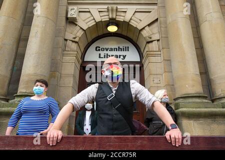 Glasgow, Schottland, Großbritannien. August 2020. Bild: (Mitte) Patrick Harvie MSP. Scottish Greens Co-Leader Patrick Harvie MSP (trägt regenbogenfarbenen Gesichtsmaske Zentrum) startet eine Kampagne zur Rettung Glasgow Life, die Wohltätigkeitsorganisation verantwortlich für den Betrieb der Stadt Bibliotheken und Freizeitzentren, die derzeit vor einem fast £40Millionen Schwarzen Loch, riskiert die Zukunft der Einrichtungen in ganz Glasgow. Quelle: Colin Fisher/Alamy Live News Stockfoto