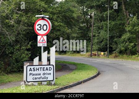 Dorfschild nach Ashtead, 30 mph, bitte fahren Sie vorsichtig, auf Craddocks Avenue, Ashtead, Surrey, England, Großbritannien, August 2020 Stockfoto