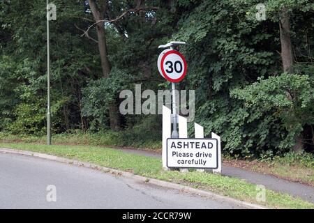Dorfschild nach Ashtead, 30 mph, bitte fahren Sie vorsichtig, auf Craddocks Avenue, Ashtead, Surrey, England, Großbritannien, August 2020 Stockfoto