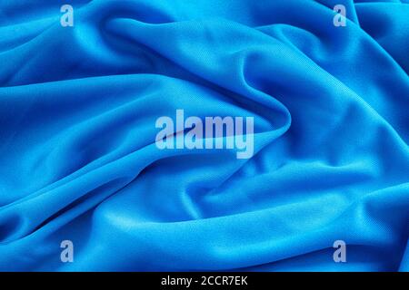 Hellblau faltig Stoff Textur Hintergrund. Nahaufnahme. Stockfoto