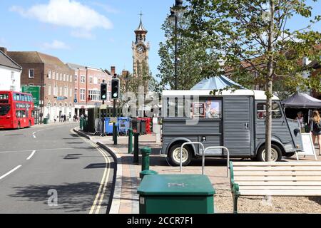 Blick nach Osten auf die Epsom High Street, Town Center, Epsom, Surrey, England, Großbritannien, August 2020 Stockfoto