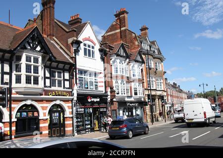 Verkehr auf der Epsom High Street Kreuzung mit Ashley Road, Stadtzentrum, Epsom, Surrey, England, Großbritannien, August 2020 Stockfoto