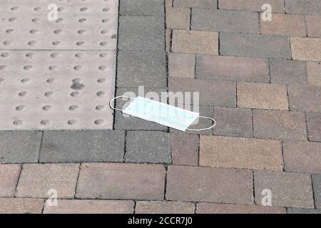 Eine verworfene Gesichtsmask auf Epsom High Street im Stadtzentrum, Epsom, Surrey, England, Großbritannien, August 2020 Stockfoto