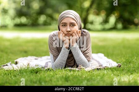 Verärgert muslimische Mädchen verbringen Zeit im Park, Gefühl einsam Stockfoto