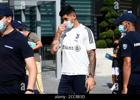 Turin, Italien. August 2020. TURIN, ITALIEN - 24. August 2020: Cristian Romero verlässt J Medical. Juventus FC beginnt am 24. August mit den Vorsaison-Trainings. (Foto von Nicolò Campo/Sipa USA) Quelle: SIPA USA/Alamy Live News Stockfoto