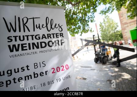 Stuttgart, Deutschland. August 2020. Der Schriftzug "Wirtuelles Stuttgarter Weindorf" ist auf einem Banner. Aufgrund der Coronavirus-Pandemie wird das Stuttgarter Weindorf in diesem Jahr nur digital stattfinden. Im Hintergrund wird eine Laube eingerichtet, von der aus vom 26. August bis 6. September von 18 bis 19 Uhr ein Programm ins Internet übertragen wird.Quelle: Sebastian Gollnow/dpa/Alamy Live News Stockfoto