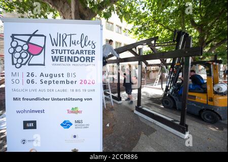 Stuttgart, Deutschland. August 2020. Der Schriftzug "Wirtuelles Stuttgarter Weindorf" ist auf einem Banner. Aufgrund der Coronavirus-Pandemie wird das Stuttgarter Weindorf in diesem Jahr nur digital stattfinden. Im Hintergrund wird eine Laube eingerichtet, von der aus vom 26. August bis 6. September von 18 bis 19 Uhr ein Programm ins Internet übertragen wird.Quelle: Sebastian Gollnow/dpa/Alamy Live News Stockfoto