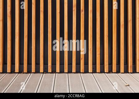 Abstraktes Innenhintergrundfoto. Neue Holzwand und Boden, Frontalansicht Stockfoto
