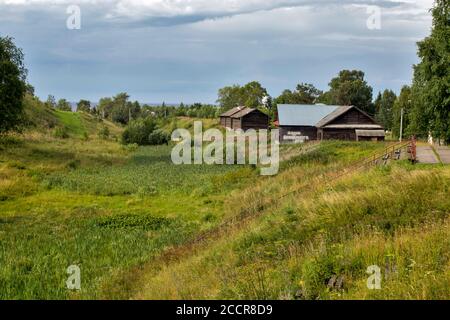 Belozersk, RUSSLAND - 03. August 2020, Landschaft mit dem Bild der alten russischen Nordstadt Belozersk Stockfoto