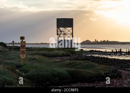 Radarturm in der Kriegszeit in Coalhouse Fort, East Tilbury, Thurrock, Essex, Großbritannien. Zweiter Weltkrieg niedriger Radarturm verkleidet als Wasserturm am Flussufer Stockfoto