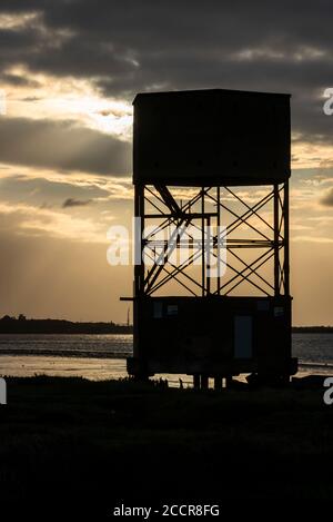 Radarturm in der Kriegszeit in Coalhouse Fort, East Tilbury, Thurrock, Essex, Großbritannien. Zweiter Weltkrieg niedriger Radarturm verkleidet als Wasserturm am Flussufer Stockfoto