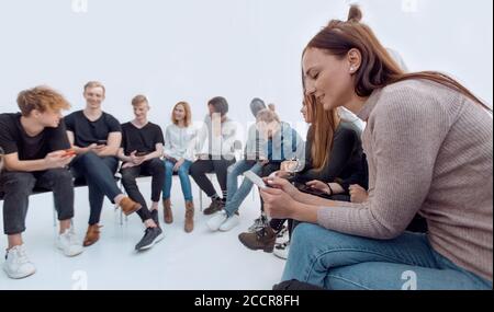 Nahaufnahme. Diverse junge Menschen mit ihren Smartphones Stockfoto