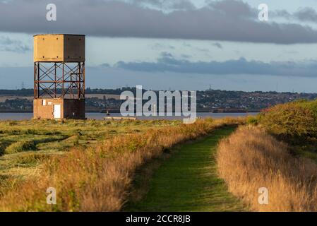 Radarturm in der Kriegszeit in Coalhouse Fort, East Tilbury, Thurrock, Essex, Großbritannien, am öffentlichen Fußweg 146. Verkleidet als Wasserturm. Anflüge nach London Stockfoto