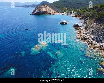 Schöner kristallklarer Strand von Sansone, an der italienischen Küste der Toskana, von der Drohne aus gesehen Stockfoto