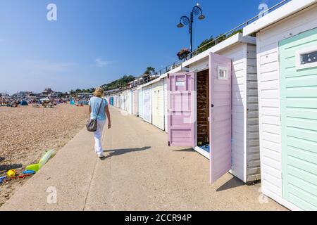 Strandhütten entlang der Marine Parade Promenade in Lyme Regis, einem beliebten Badeort an der Jurassic Coast in Dorset, Südwestengland Stockfoto