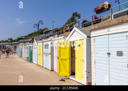 Strandhütten entlang der Marine Parade Promenade in Lyme Regis, einem beliebten Badeort an der Jurassic Coast in Dorset, Südwestengland Stockfoto