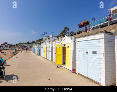 Strandhütten entlang der Marine Parade Promenade in Lyme Regis, einem beliebten Badeort an der Jurassic Coast in Dorset, Südwestengland Stockfoto