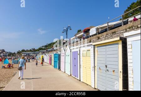 Strandhütten entlang der Marine Parade Promenade in Lyme Regis, einem beliebten Badeort an der Jurassic Coast in Dorset, Südwestengland Stockfoto