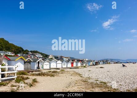 Strandhütten am Monmouth Beach westlich von Lyme Regis, einem beliebten Badeort an der Jurassic Coast in Dorset, Südwesten Englands Stockfoto