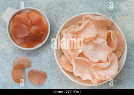 Leckere knusprige Chips aus Stärke, Mehl und Garnelen. Schale Krupuk (Garnelencracker). Traditioneller asiatischer Snack. Ein Gericht aus Indonesisch, Malaysisch, CH Stockfoto