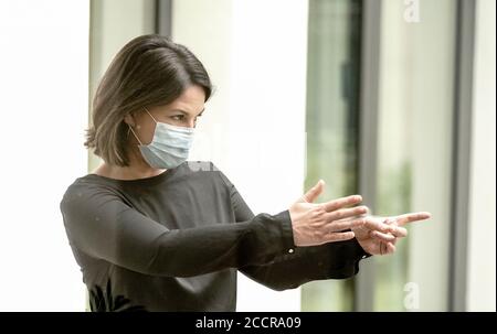 Berlin, Deutschland. August 2020. Annalena Baerbock, Bundesvorsitzende von Bündnis 90/die Grünen, verlässt die Pressekonferenz mit einem Mund- und Nasenschutz. Quelle: Kay Nietfeld/dpa/Alamy Live News Stockfoto